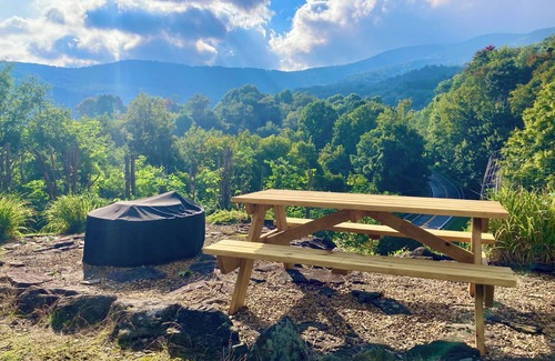 Roan Mountain House | Roan Vista Cottage: Hiker's Paradise. Minutes From Roan Mountain State Park.