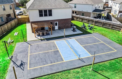 Northeast Houston House | Roaring 1920s Gatsby Manor with Large Pickleball & Secret Speakeasy Room