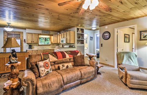 Robbinsville Cabin | Robbinsville Cabin w/Deck: 3 Mi to Fontana Lake!