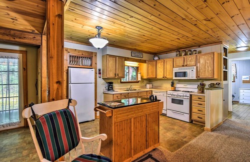 Robbinsville Cabin | Robbinsville Cabin w/Deck: 3 Mi to Fontana Lake!