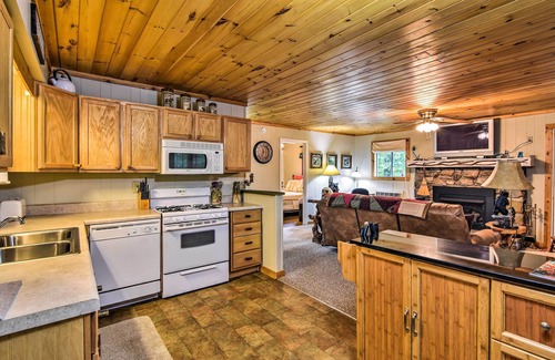 Robbinsville Cabin | Robbinsville Cabin w/Deck: 3 Mi to Fontana Lake!