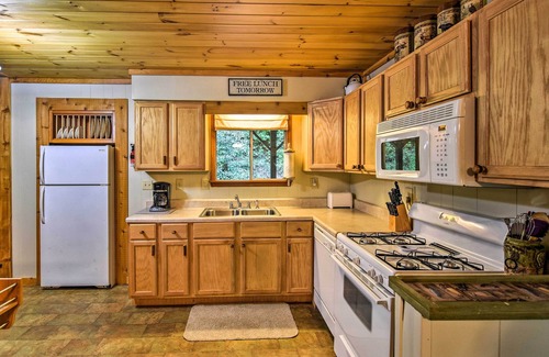 Robbinsville Cabin | Robbinsville Cabin w/Deck: 3 Mi to Fontana Lake!