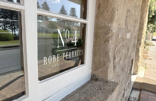 Waterhouse House | Robe Terrace's 4 - Stone throw from Robe's town beach