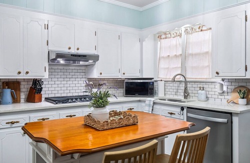 Washington House | Roberson House: Private Pool|Walk to Downtown|Sleeps 12