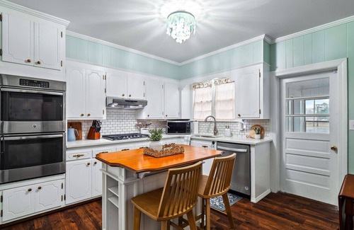 Washington House | Roberson House: Private Pool|Walk to Downtown|Sleeps 12