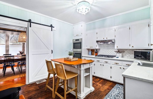 Washington House | Roberson House: Private Pool|Walk to Downtown|Sleeps 12