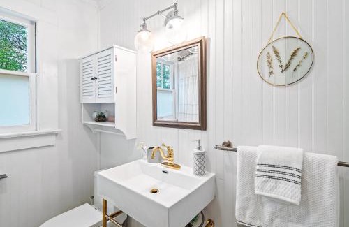 McCain House | Roberson House Private Pool Walk to DT Sleeps 12