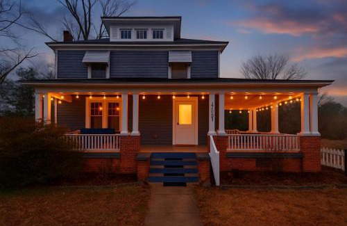 McCain House | Roberson House Private Pool Walk to DT Sleeps 12