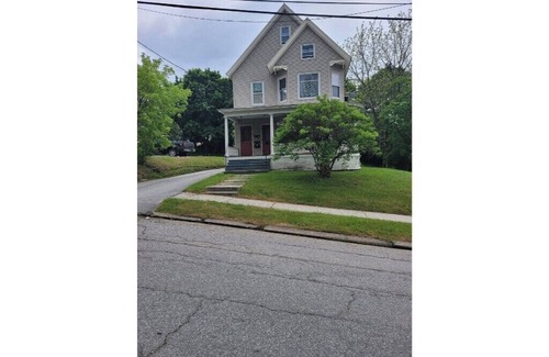 Rutland Apartment | Roberts ave. Immaculate Rental For Nurses Apt B