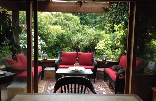 Roberts Creek House | Roberts Creek: Charming 3-bedroom/2 bath post 'n beam steps to Henderson Beach
