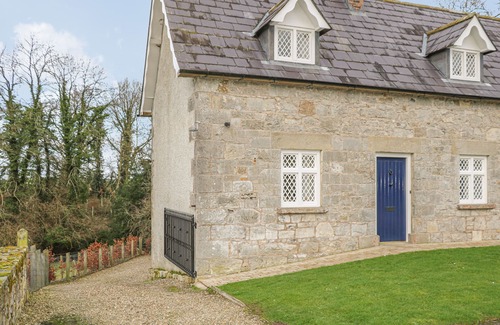 Caledon Cottage | ROBERTSON'S COTTAGE, pet friendly, with open fire in Killylea