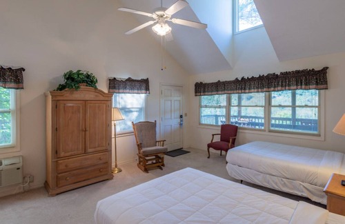 Canton House | Robin at Springdale: Resort Villa with Golf and Pool Access!