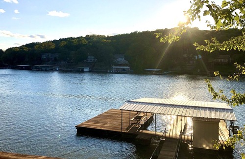 Roach House | Robin Hood Lake Front 4 bed 2 bath Sleeps 10 - MM 44 private dock in deep cove