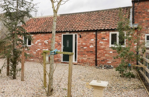 Leven Cottage | ROBIN'S NEST COTTAGE, pet friendly, with a garden in Brandesburton