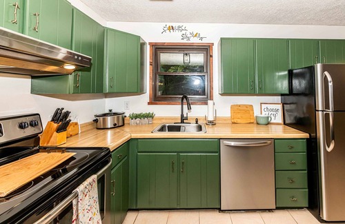 Briar Crest Woods Ski Chalet | Robin's Nest ~ Hot tub ~ Firepit ~Kids Indoor Treehouse ~Gameroom ~Close to Ski