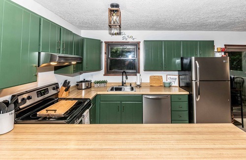 Briar Crest Woods Ski Chalet | Robin's Nest ~ Hot tub ~ Firepit ~Kids Indoor Treehouse ~Gameroom ~Close to Ski