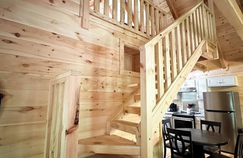 Fort Payne Cabin | ROBIN'S NEST - With Hot Tub - Relaxation awaits in the mountains!