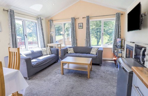 Troutbeck Cottage | ROBIN VIEW LODGE, pet friendly, with hot tub in Windermere