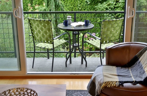 Langley Condo | Robins Nest Langley-Modern Condo In Downtown Langley