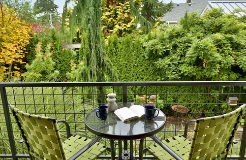 Langley Condo | Robins Nest Langley-Modern Condo In Downtown Langley