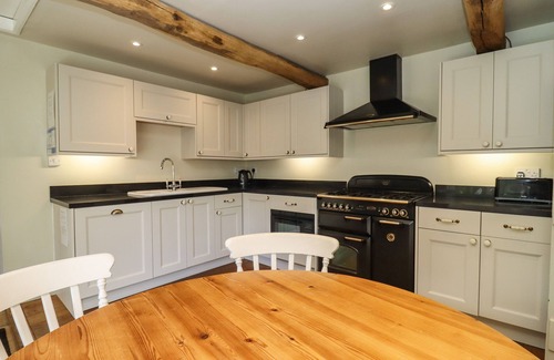 Bourton House | ROBINS NEST, pet friendly, with a garden in Bourton-On-The-Water