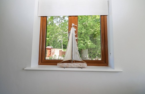 Fareham Cottage | ROBINS NEST, with pool in Titchfield Common