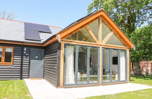 Fareham Cottage | ROBINS NEST, with pool in Titchfield Common