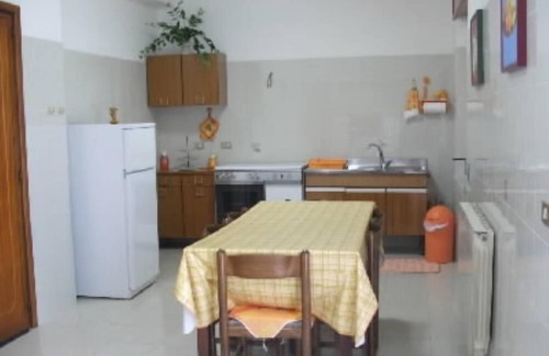 Capri Leone Apartment | Rocca Di Capri Leone: apartment/flat - 4 rooms - 5/6 persons