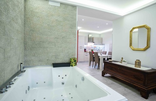 Enna Apartment | Rocca di Cerere - Venere house, suite with jacuzzi in the room.