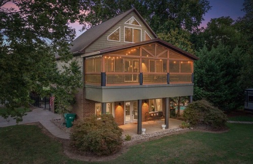 Utica House | Rock and Roll River House