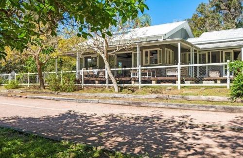 Patonga House | Rock Davis Luxury Beachouse - 100mtrs to Beach