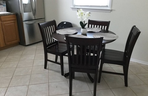 Racine House | Rock 'n Roll! Professionally Cleaned, Self Check In - Sleeps 8