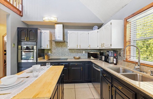 Utica House | Rock & Roll RiverHouse: Pool Table, Mins to Louisville!