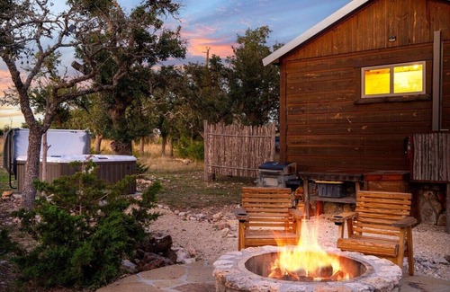 Fredericksburg Cabin | Rockin' R Ranch - 5 Cabins & Sleeps 12