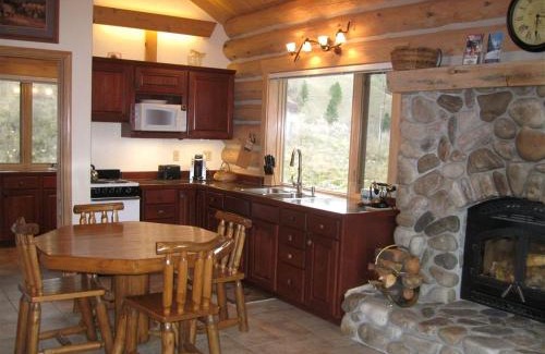 Darby House | Rocky Mountains Getaway: Gorgeous Log Cabin in Darby, Montana