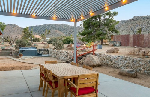 Joshua Tree Highlands House | 🌵 Rocky Ridge Retreat - Cozy & Colorful Home in Joshua Tree w/Hot Tub, Fire Pit & BBQ 🌵