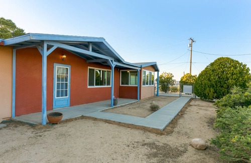 Joshua Tree Highlands House | 🌵 Rocky Ridge Retreat - Cozy & Colorful Home in Joshua Tree w/Hot Tub, Fire Pit & BBQ 🌵