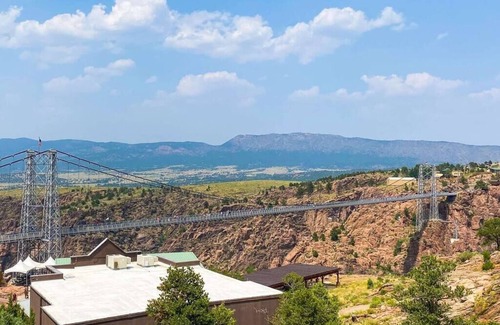 Howard House | Rocky Top Lodge Suite 3