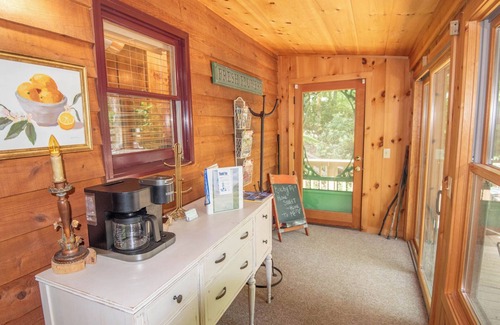 West Jefferson Cabin | Rocky Top - New Listing! - Cozy Cabin - Hot Tub - Dog Friendly