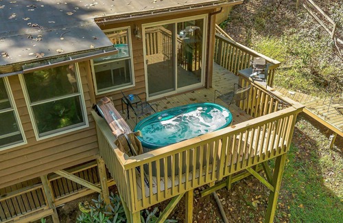 West Jefferson Cabin | Rocky Top - New Listing! - Cozy Cabin - Hot Tub - Dog Friendly