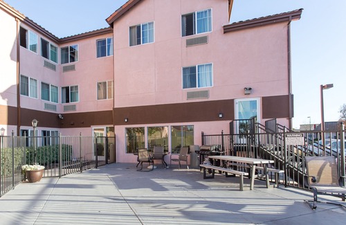 Hayward Hotel | Rodeway Inn & Suites