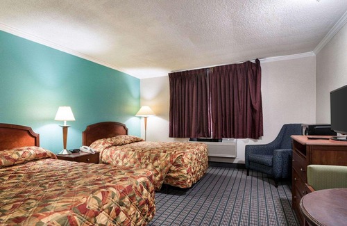 Syracuse Hotel | Rodeway Inn Syracuse