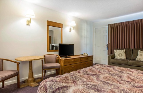 Waterford Hotel | Rodeway Inn Waterford - New London