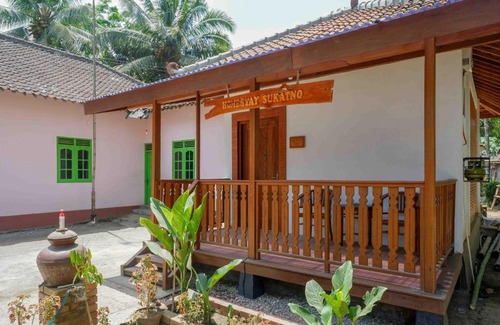 Borobudur Hotel | Roemah Beong Syariah at Desa Wisata Kembanglimus Mitra RedDoorz