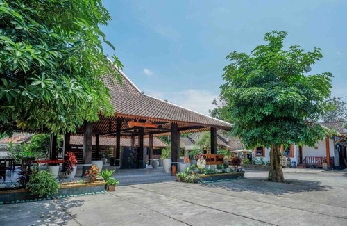 Borobudur Hotel | Roemah Beong Syariah at Desa Wisata Kembanglimus Mitra RedDoorz