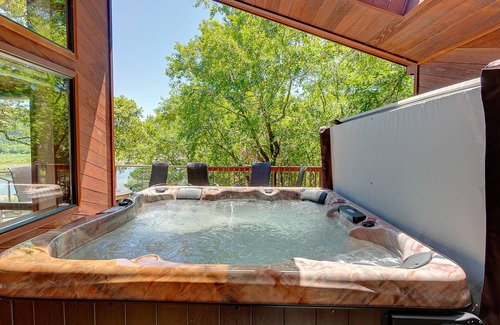 Gold Beach House | Rogue Keystone Lodge- River Front Views/Spa/Sleeps 7