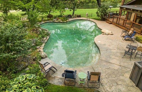 Gold Hill Apartment | Rogue River frontage: 1 BR Guest Unit, pool, dock, fishing, 5 acre park like