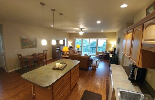 Central Point House | Rogue River Guesthouse - River and Whitewater Views!