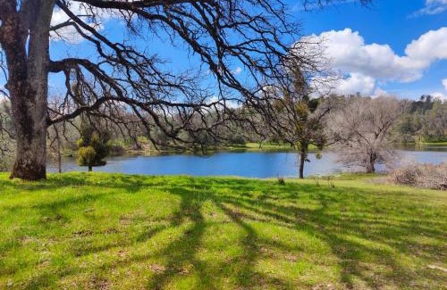 Mariposa House | Rolling Oaks Ranch - 200 Acres of Lakeside Beauty & Countryside Serenity