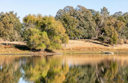 Mariposa House | Rolling Oaks Ranch - 200 Acres of Lakeside Beauty & Countryside Serenity